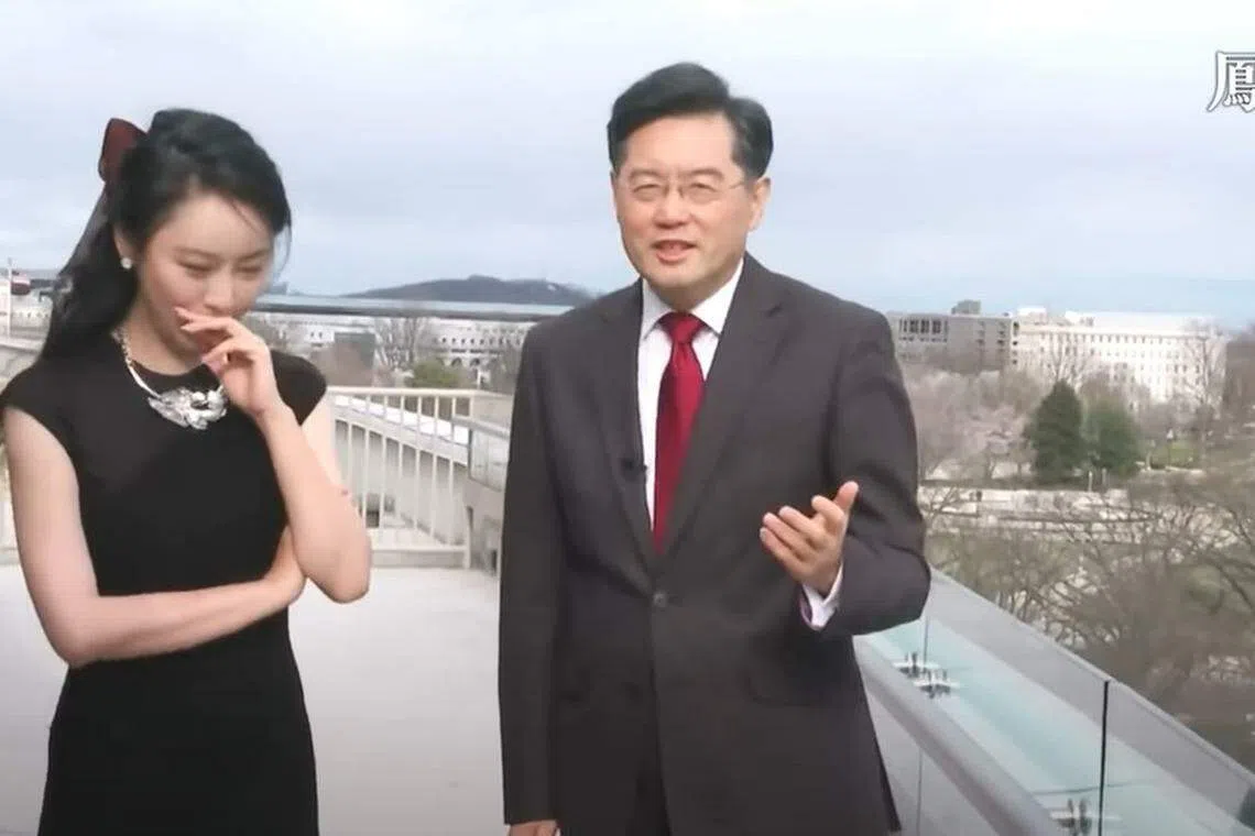 时任中国驻美大使秦刚（右）去年3月在华盛顿接受凤凰卫视《风云对话》节目主持人傅晓田（左）专访。（视频截取）