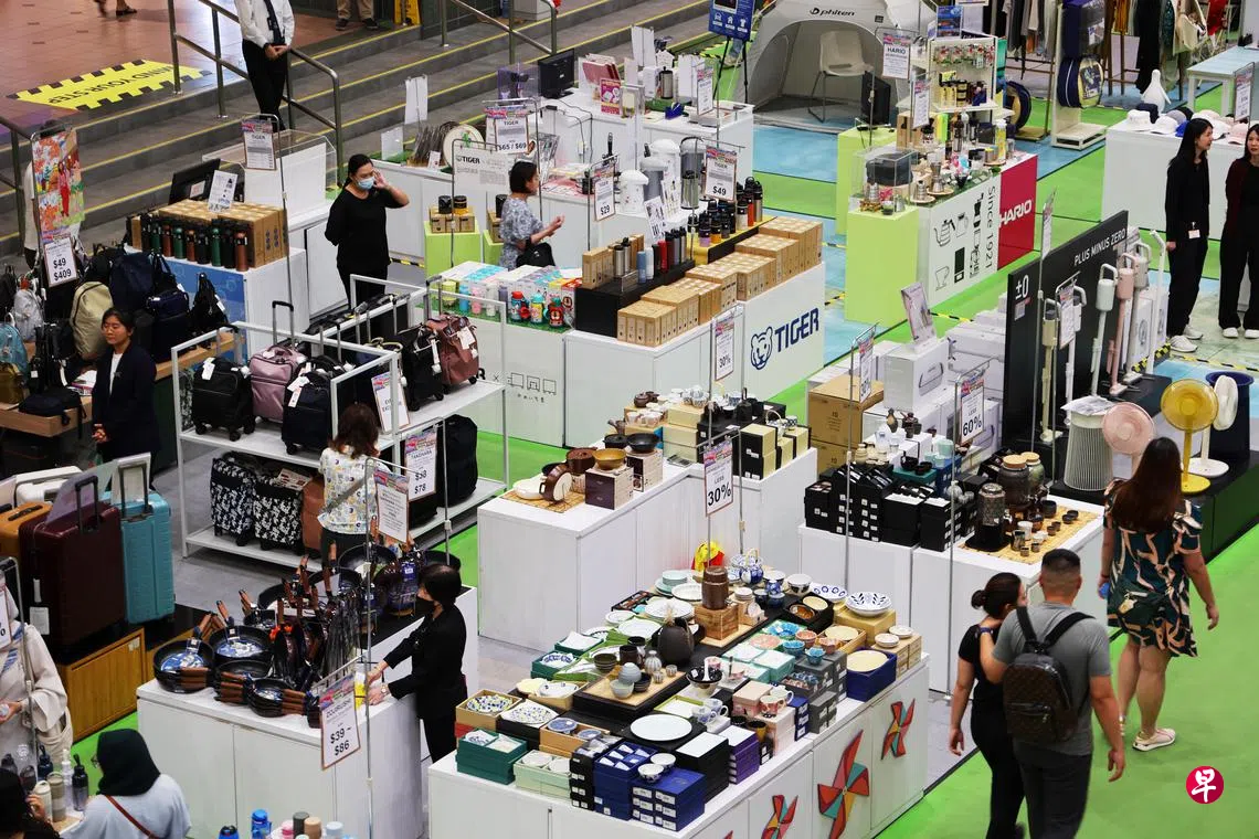 下来三年逐步提高零售业员工9月起最低薪增至2305元| 联合早报