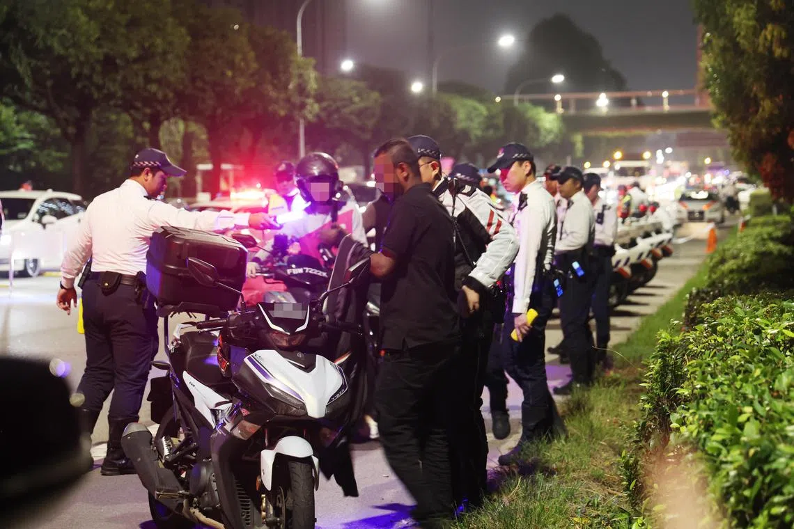 不少电单车骑士也被拦下接受检测。（邬福梁摄）