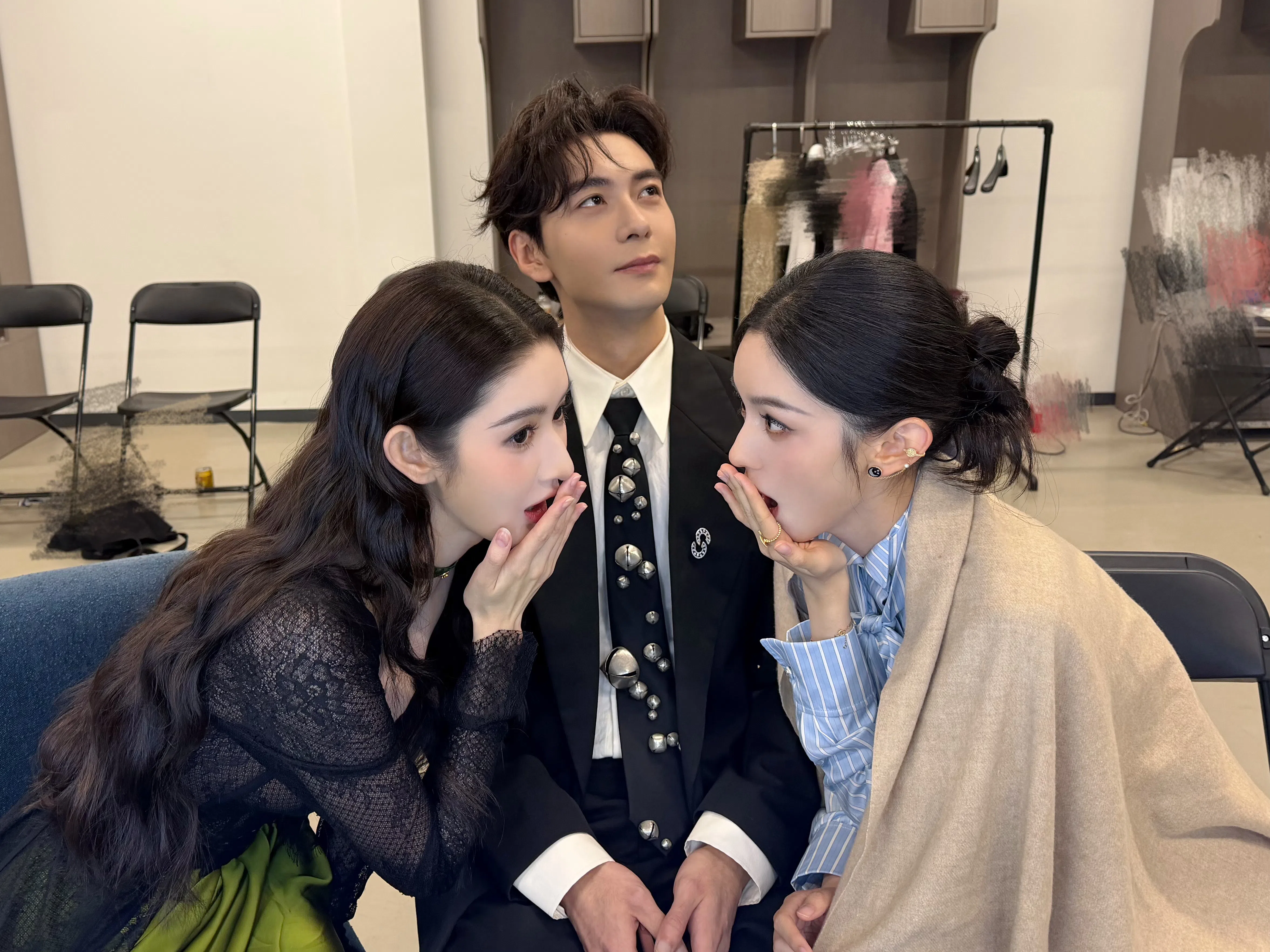 王玉雯在典礼后在微博晒出一张三人合照，笑说现场聊不够，他们回后台继续聊了。（取自王玉雯微博）