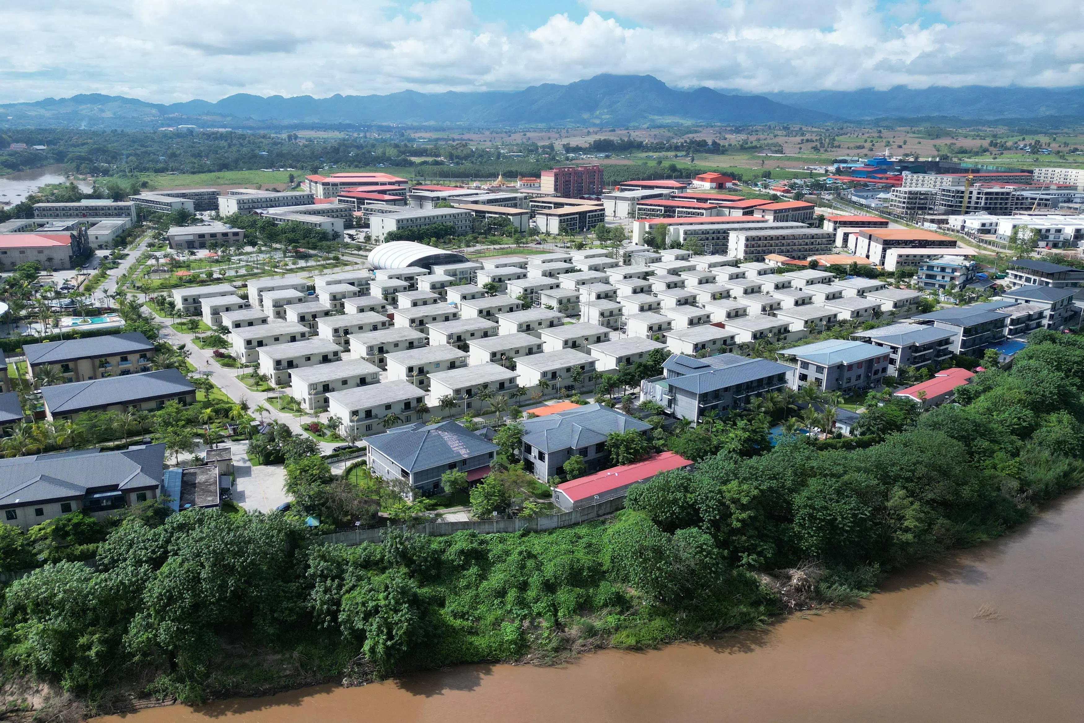 由于多年内战造成的混乱，缅甸境内存在多个诈骗园区，图为曾经位于妙瓦底的KK园区。（法新社）
