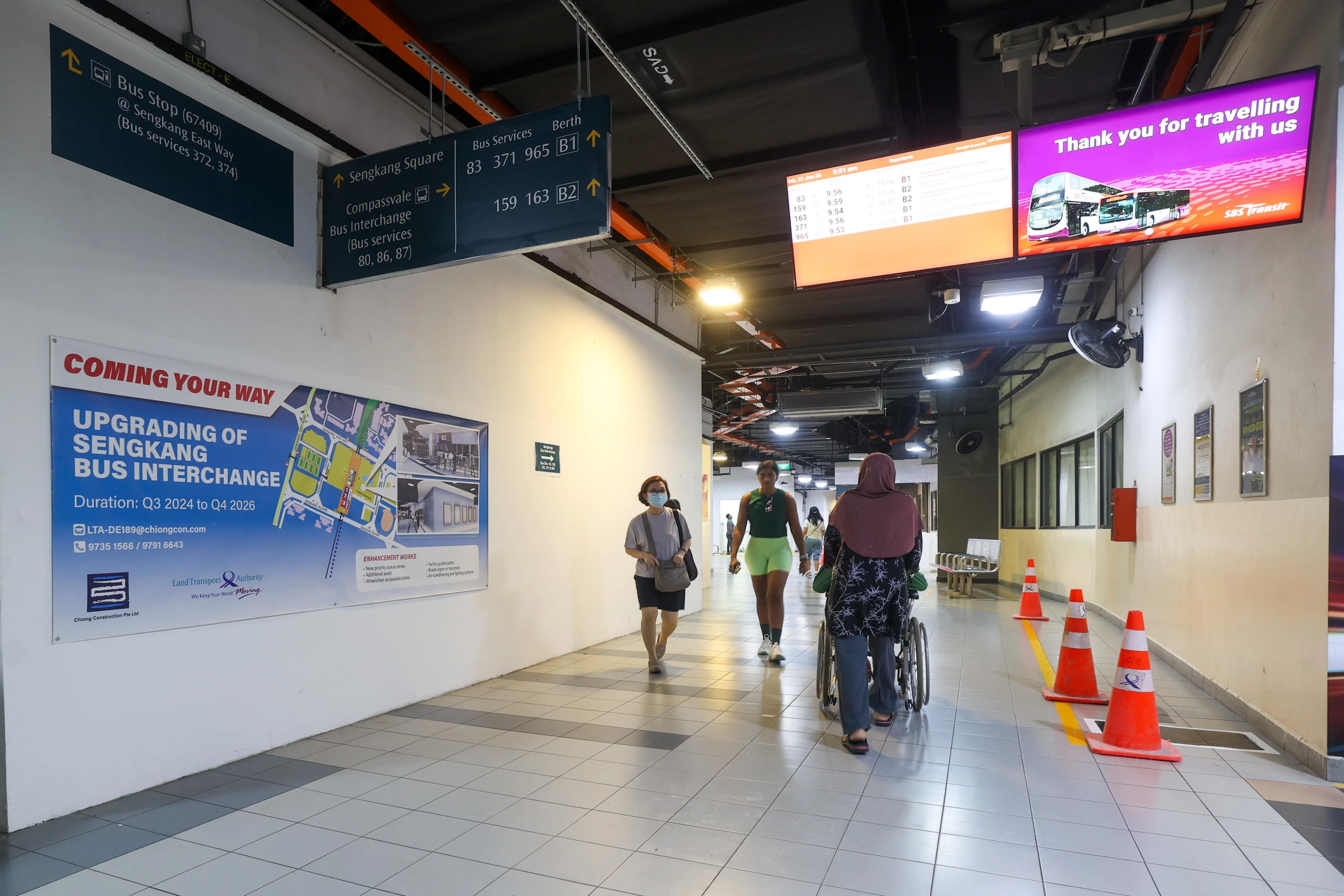 盛港巴士转换站内有布条和告示提醒乘客新安排，施工区域也已被隔开。（吴先邦摄）