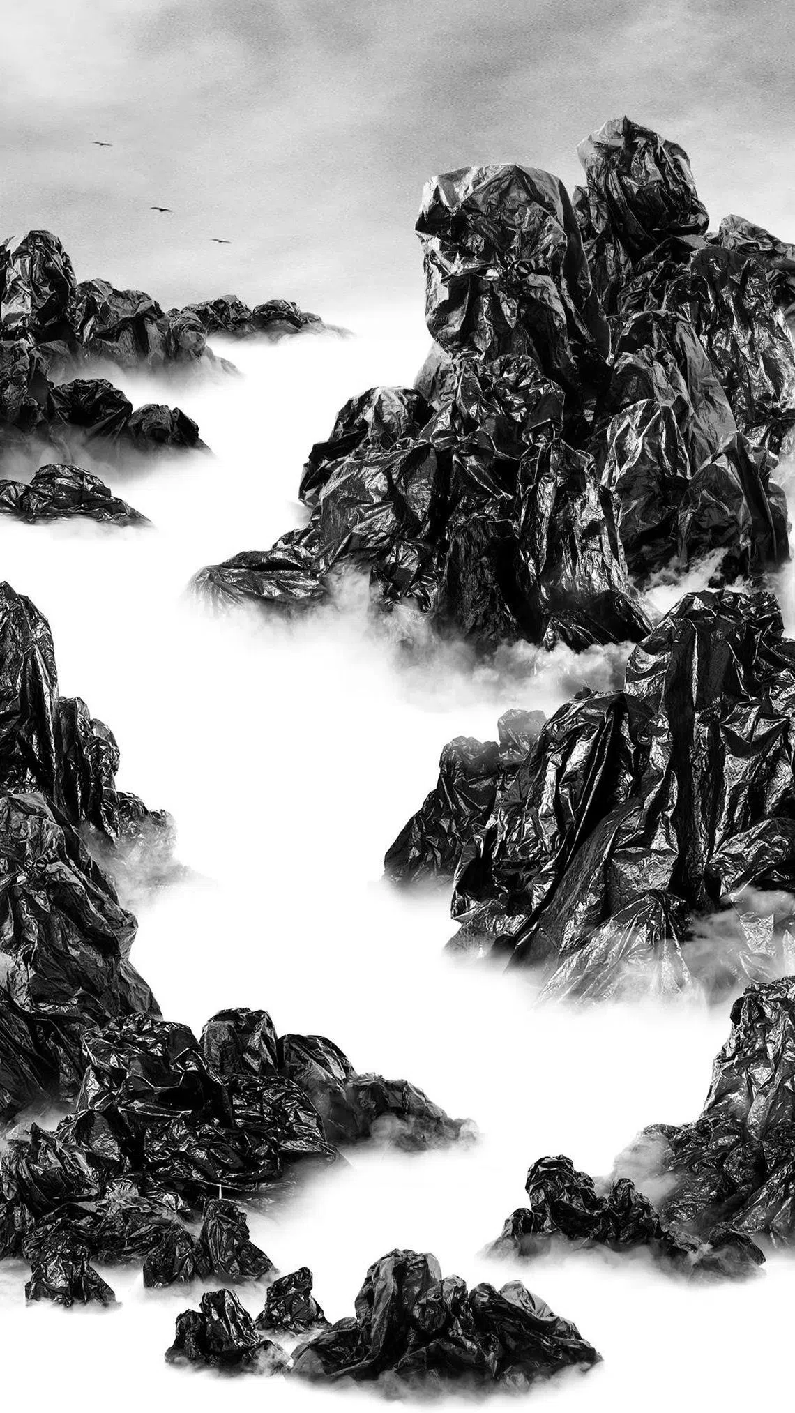 黑白摄影作品《真景山水》，重构传统韩国山水画风格，批判消费和废物污染问题。（DECK摄影艺术中心提供）
