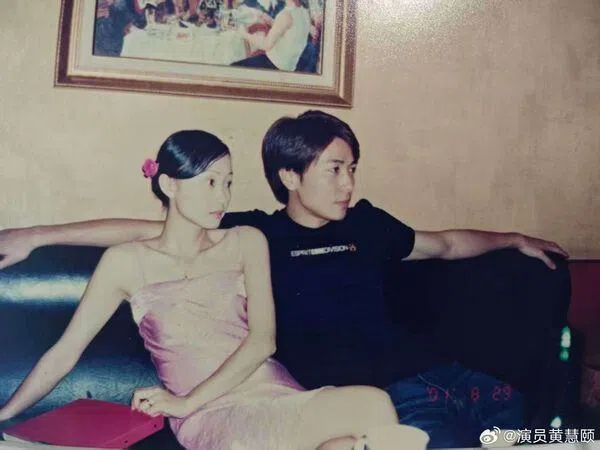 保剑锋（右）和黄慧颐结婚后隐婚。（取自黄慧颐微博）