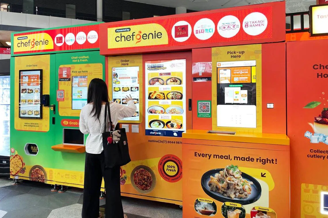 由AI厨房平台“ChefGenie”驱动的六台InstaChef食物贩卖机，目前已登陆榜鹅数码园区。（林娉莹摄）