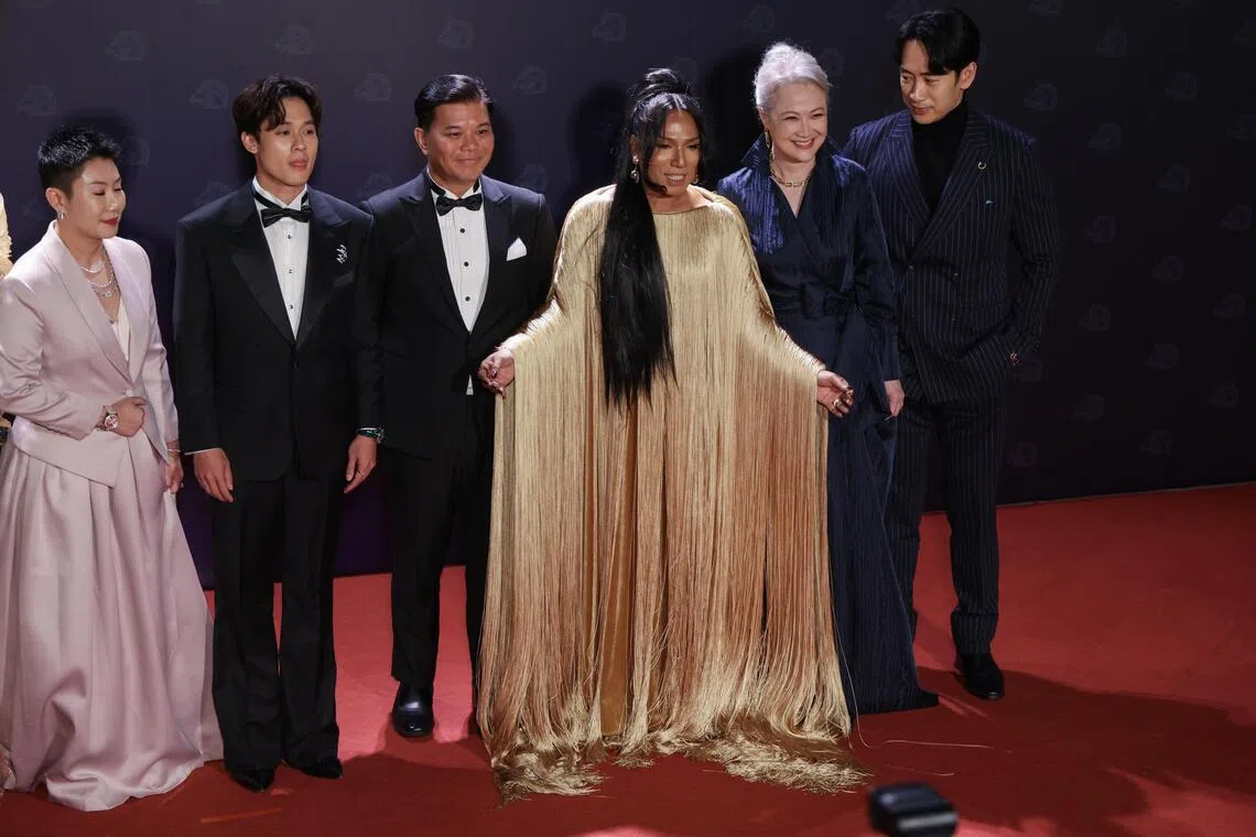 CMG20251122-PekYL01白艳琳/OA 金马奖 [Taipei Music Centre] 

《好孩子》团队佘美璇（左起）、许瑞奇、导演王国燊、Shahreens、洪慧芳和路斯明一起走金马红毯。（白艳琳摄）