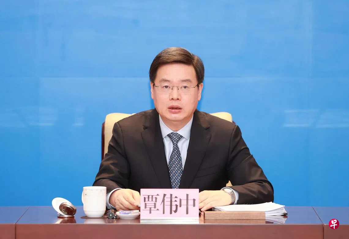 深圳市原市长覃伟中履新广东省人大常委会领导