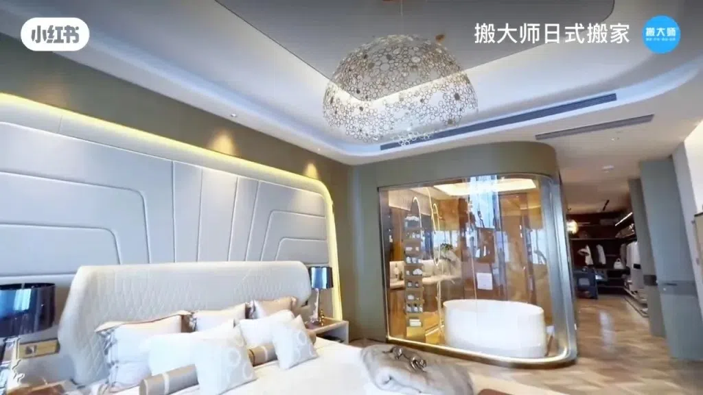 疑似刘嘉玲的主卧与浴室采透明玻璃隔间。（互联网）