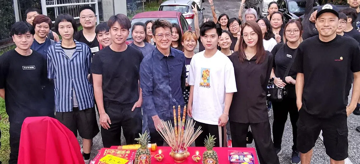 周伟堂（前排左四）率领台前幕后举行开镜仪式，左三起为徐彬、张值豪、林昭婷。