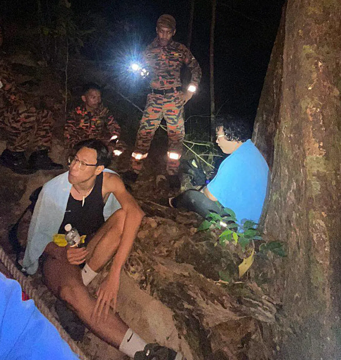 两名新加坡男子星期天（12月29日） 登上浮罗交怡的玛金章山时，因天暗迷路而受困山中。 搜救人员星期一（30日）凌晨成功救下两人。（取自巴东玛西腊消防局脸书）
