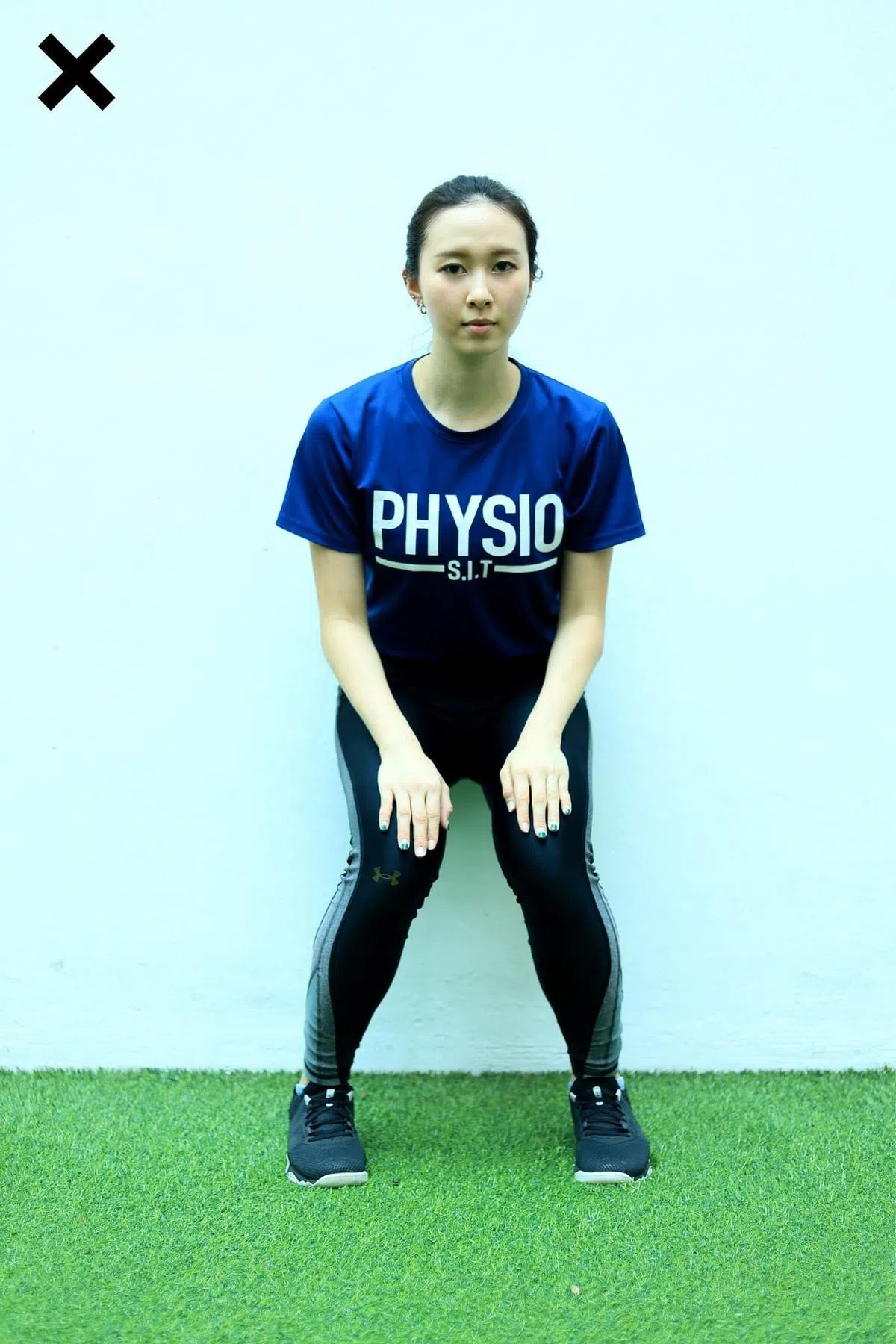 （✕）膝盖不应往内弯。（龙国雄摄）