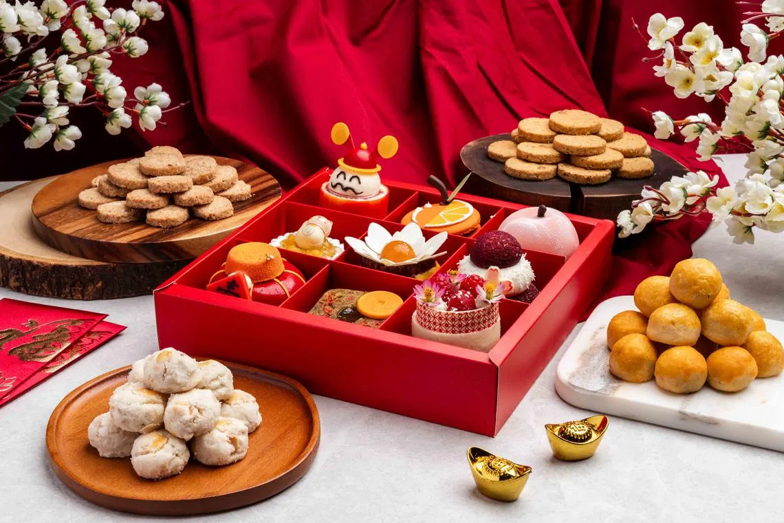 华乐酒店的年饼礼盒，甜点主厨黄百滈以西式糕点制成各种造型，如财神爷、年花和灯笼，富有创意。（酒店提供）