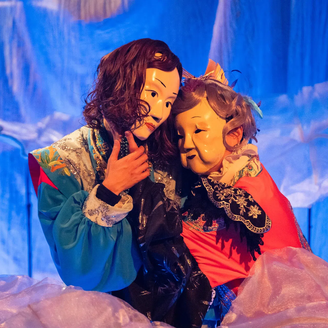 人物戴上面具，戏味反从肢体流露。图中为贾宝玉（左，林俊宏饰）和贾母（陈婉诗饰）。（十指帮提供，Poh Yu Khing摄）