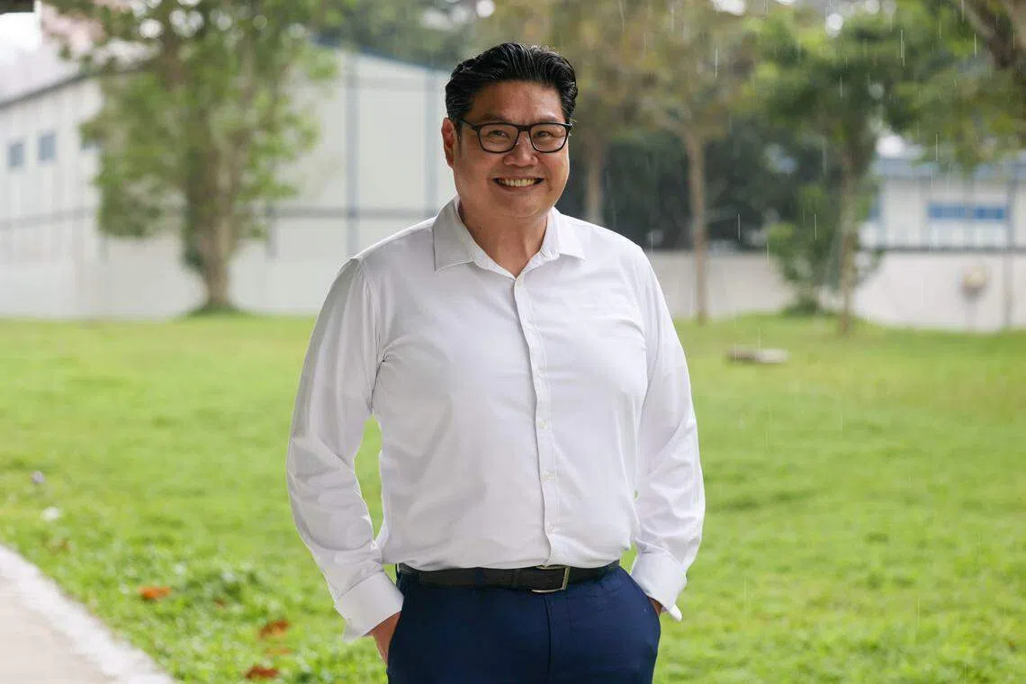 基层领袖李毅恒这些年来在裕华区内，不仅通过各种活动鼓励居民，踏出寻求帮助的第一步，也积极训练社区中的义工和居民，让他们能在必要时为有需要者伸出援手。（卓祾祎摄）