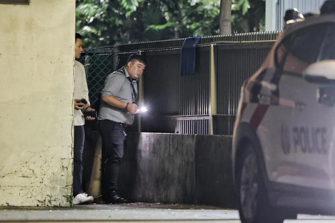 警员在现场来回走动，相信是在寻找凶器。（徐颖荃摄）