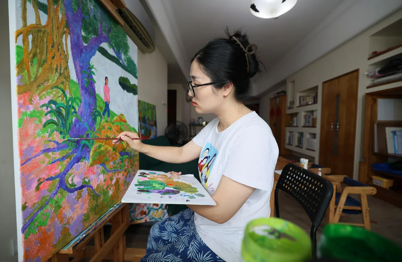 邹艳林认为，艺术疗愈对妈妈们特别重要，一个母亲更好地处理自己的情绪后，其家庭也会跟着受益。（龙国雄摄）