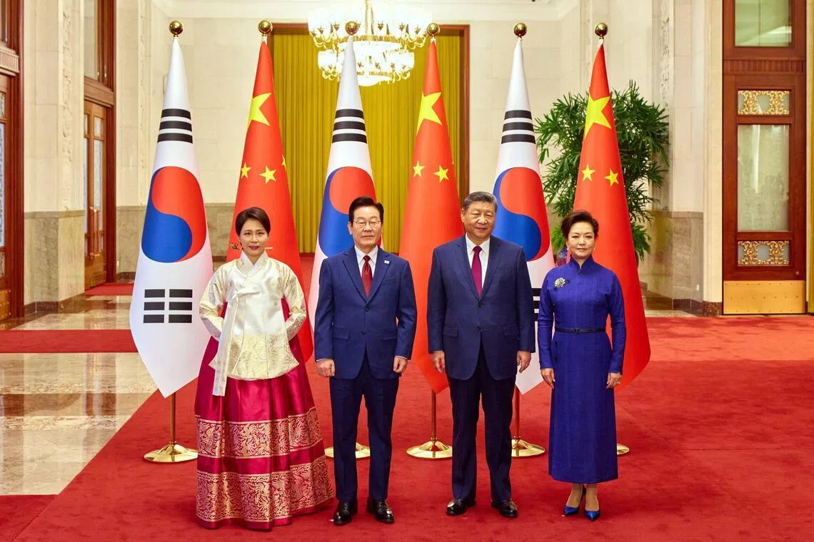 韩国总统李在明（左二）和夫人金惠景（左）在星期一（1月5日）会谈前于北京人民大会堂举行的欢迎仪式上，与中国国家主席习近平（右二）和夫人彭丽媛（右）合影。（法新社）