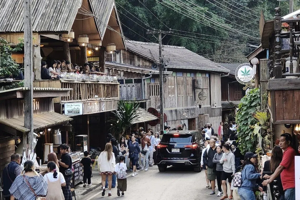 白天的湄康蓬是好客的，鼎沸的人声从早上10时直到傍晚7时，才渐渐沉静下来。（陈默汎摄）