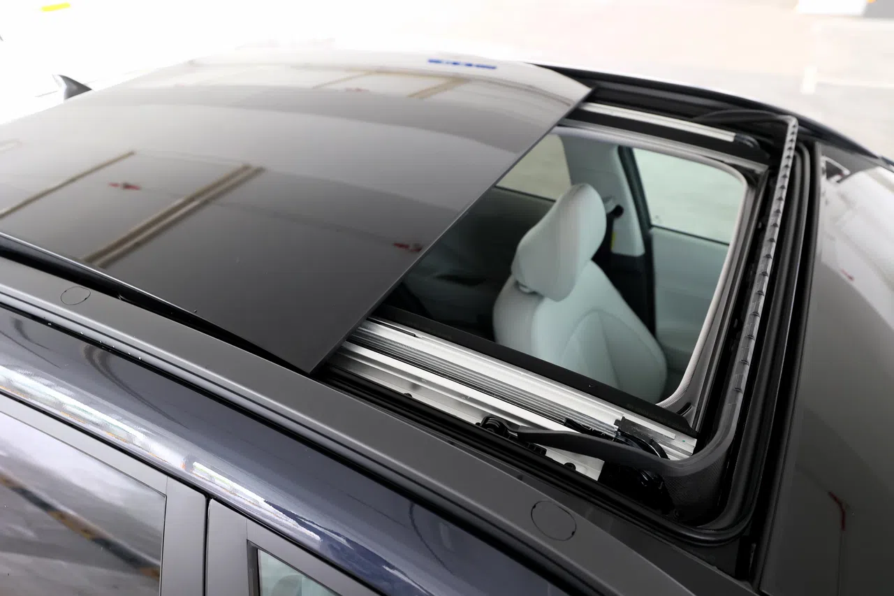 天窗让车室变得更明亮开阔，增加驾乘体验的愉悦感。（龙国雄摄）