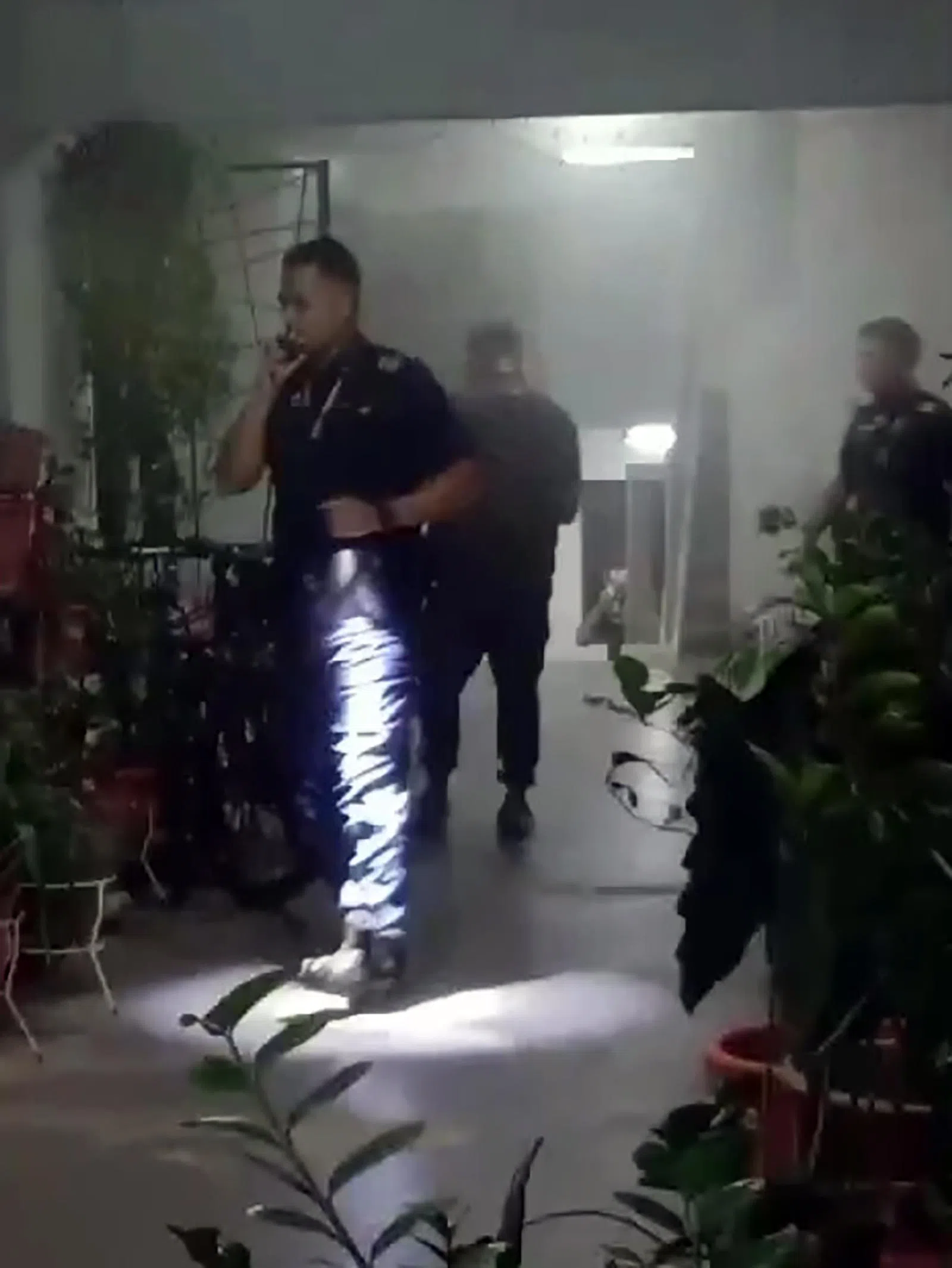 事发单位的走廊充斥着浓烟，多名警员协助疏散居民。（受访者提供）