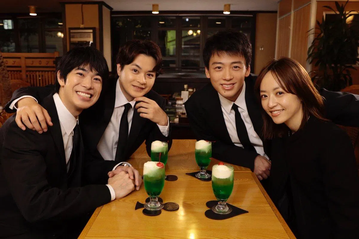 剧中，渡边大知（左起）、濑户康史、竹内凉真和井上真央时隔23年重逢，卷入杀人案件，埋在心底的秘密被迫揭开。（互联网）