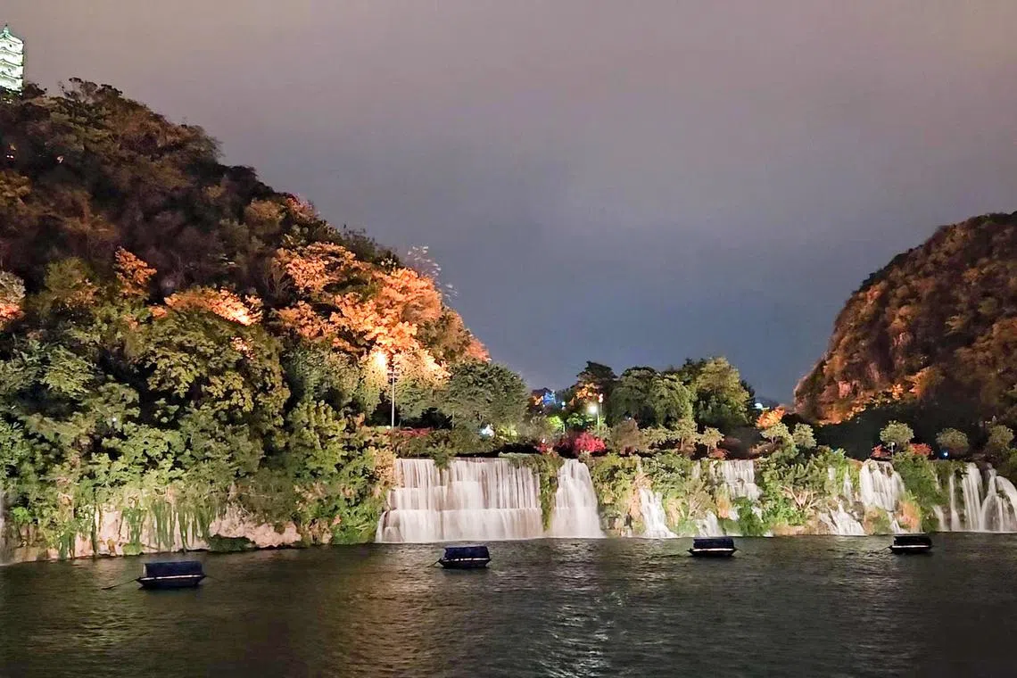 蟠龙山瀑布群，瀑布水帘在灯光照射下闪烁生辉。（客桑摄）