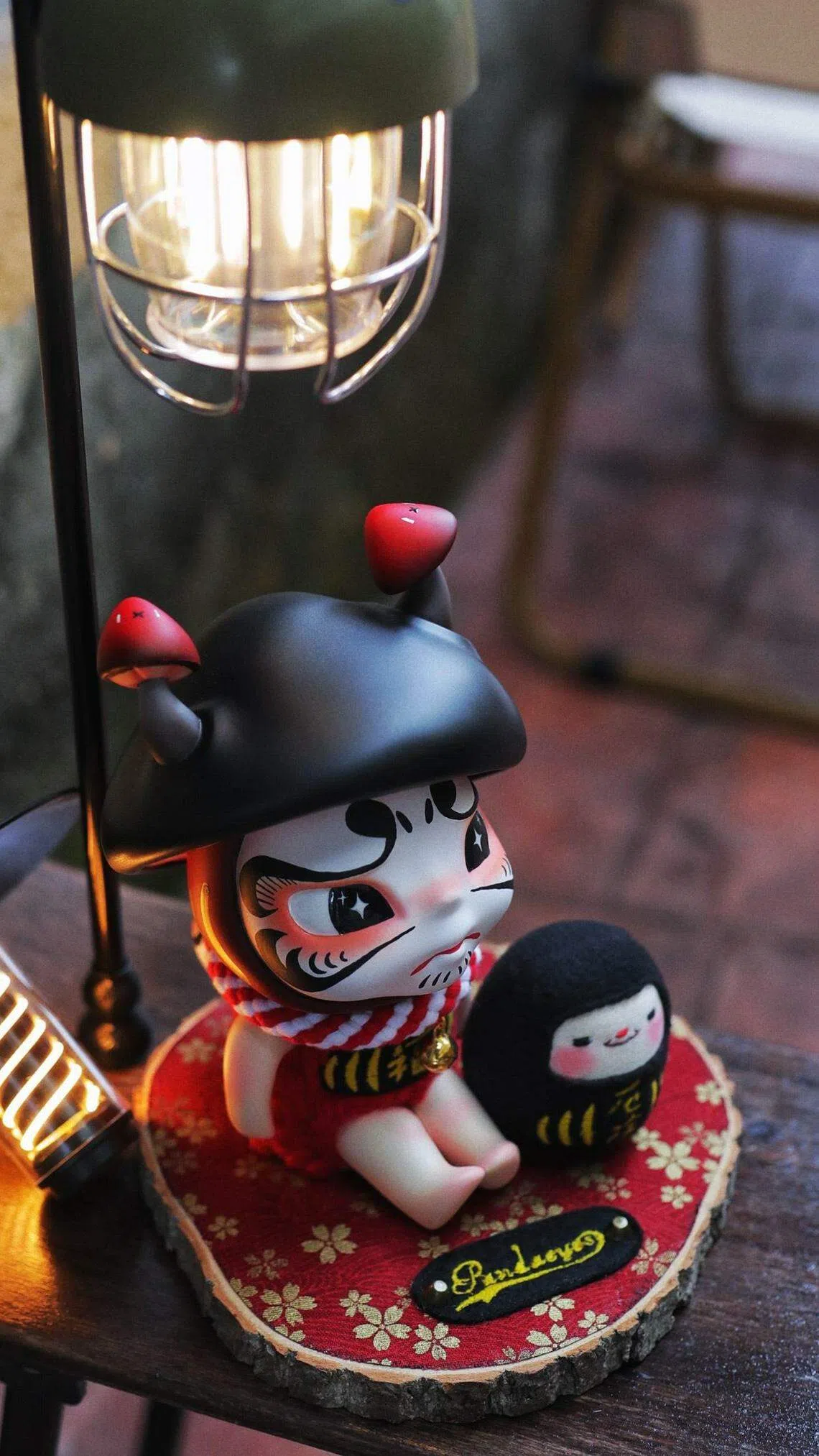 何文毅将新加坡设计师杨巧娥的Ooja彩绘成日本摩达吉祥物。（何文毅提供）