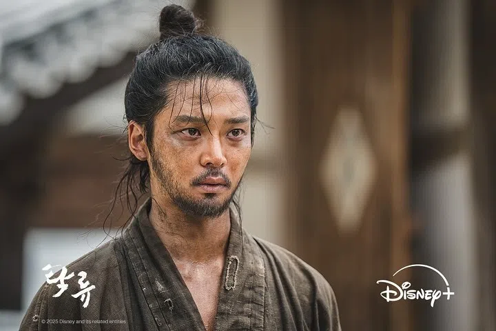 路云在剧中的造型邋遢，与现实中的他判若两人。（取自Disney+ Korea IG）