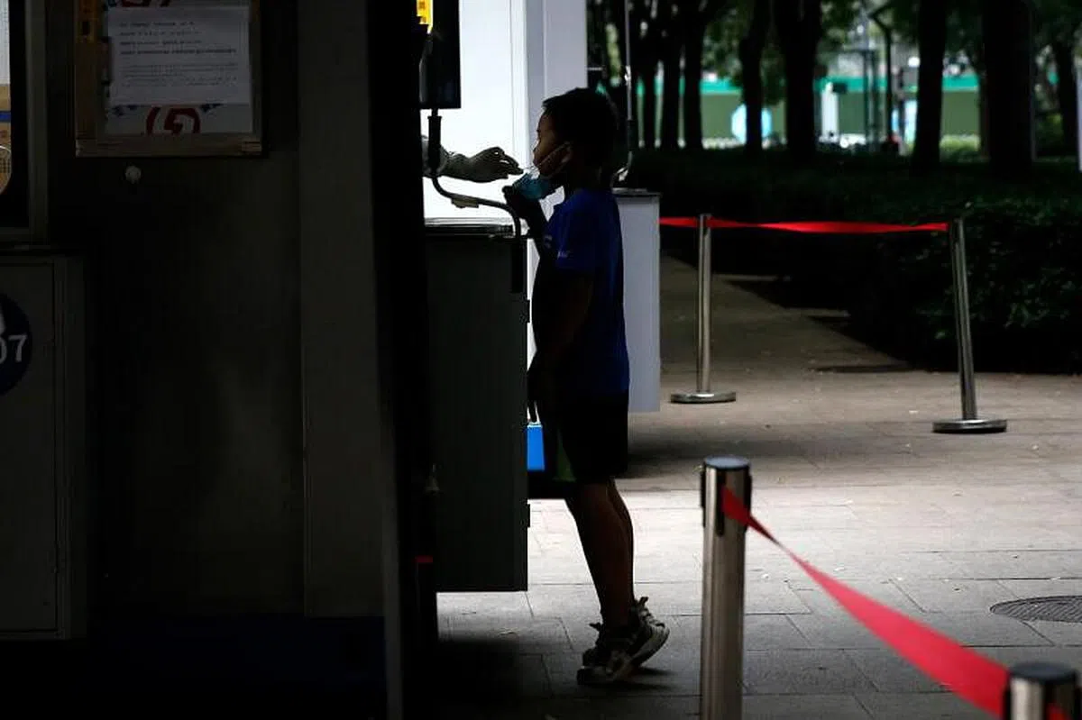 举报奖励措施是否有必要、财政上是否能支撑等问题，对一些官员来说，可能是抱着“宁可错杀不可放过”的心态，顾头不顾尾。图为一名小男孩上月在北京接受核酸检测。（欧洲新闻图片社）