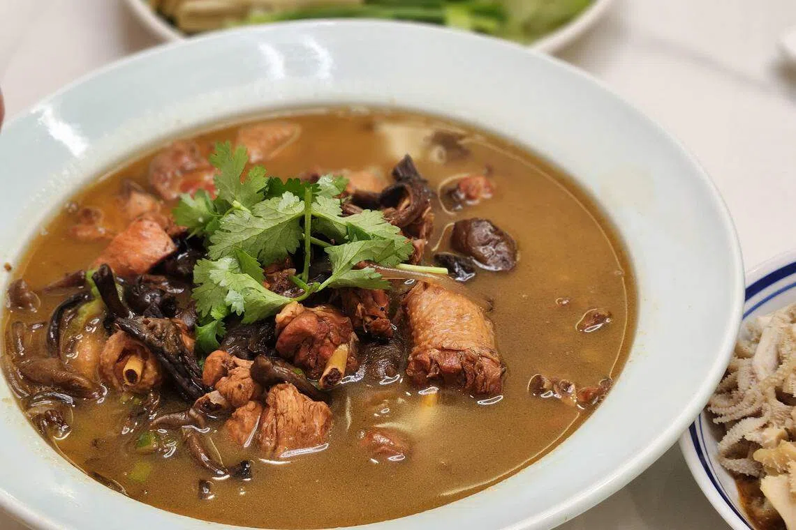 榛蘑炖小鸡采用来自长白山的榛菇，和甘榜鸡一起炖煮散发特殊香气。（陈爱薇摄）