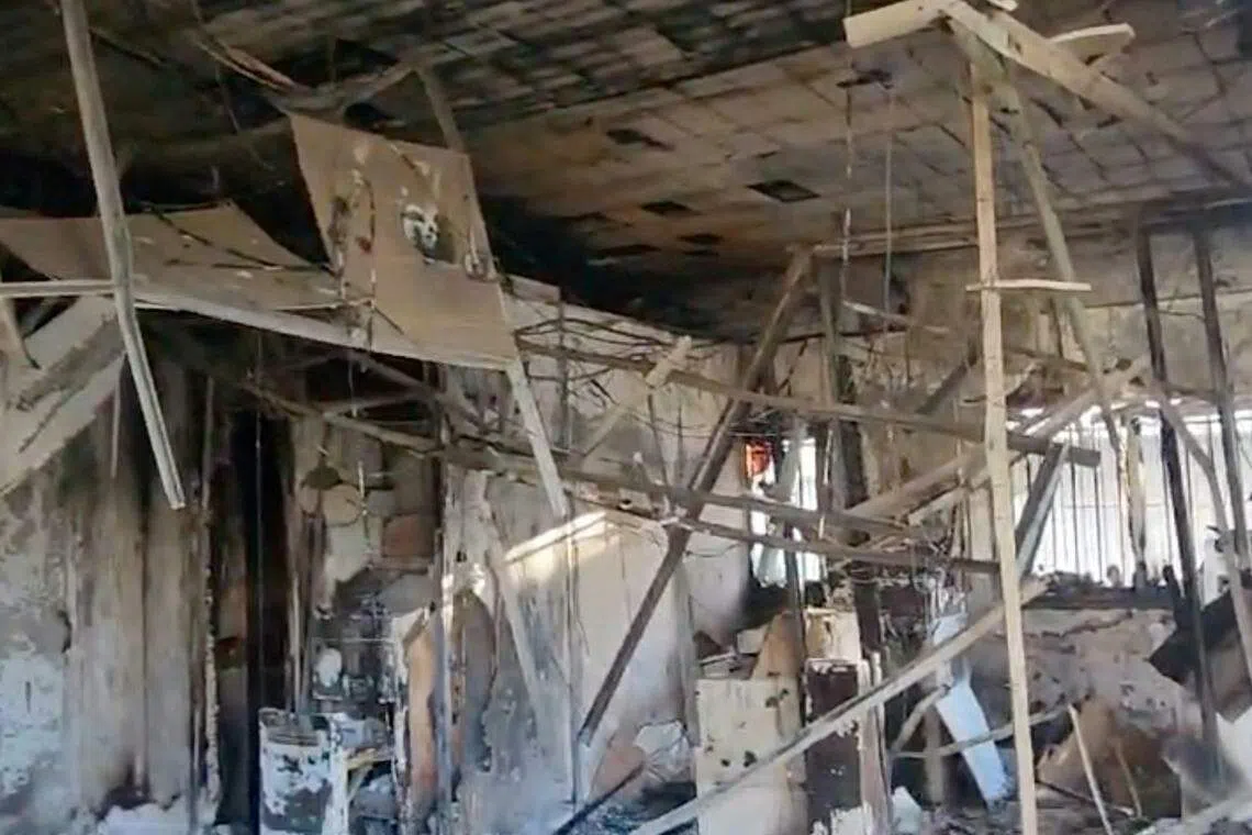 法国政府已经在新喀里多尼亚港口和机场进行军事部署，以保障安全。照片为在暴乱中损毁的一座建筑物。（路透社）