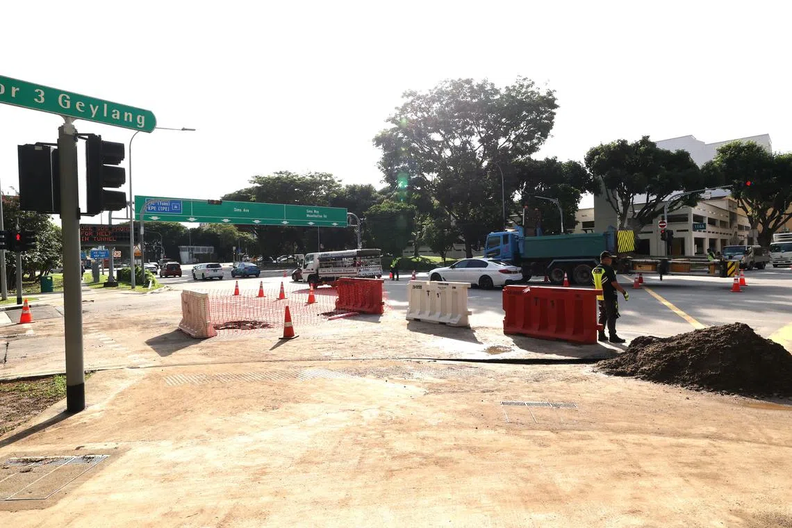 当局事后将受影响车道围起来抢修。（庄耿闻摄）