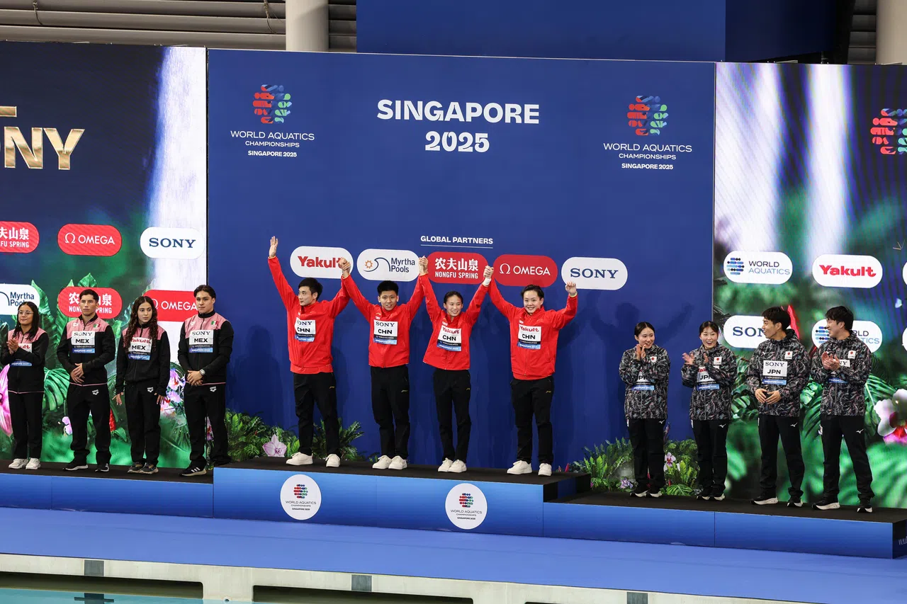 中国队（中）赢得本届跳水项目首金，墨西哥队（左）和日本队分别排名第二和第三。（关俊威摄）