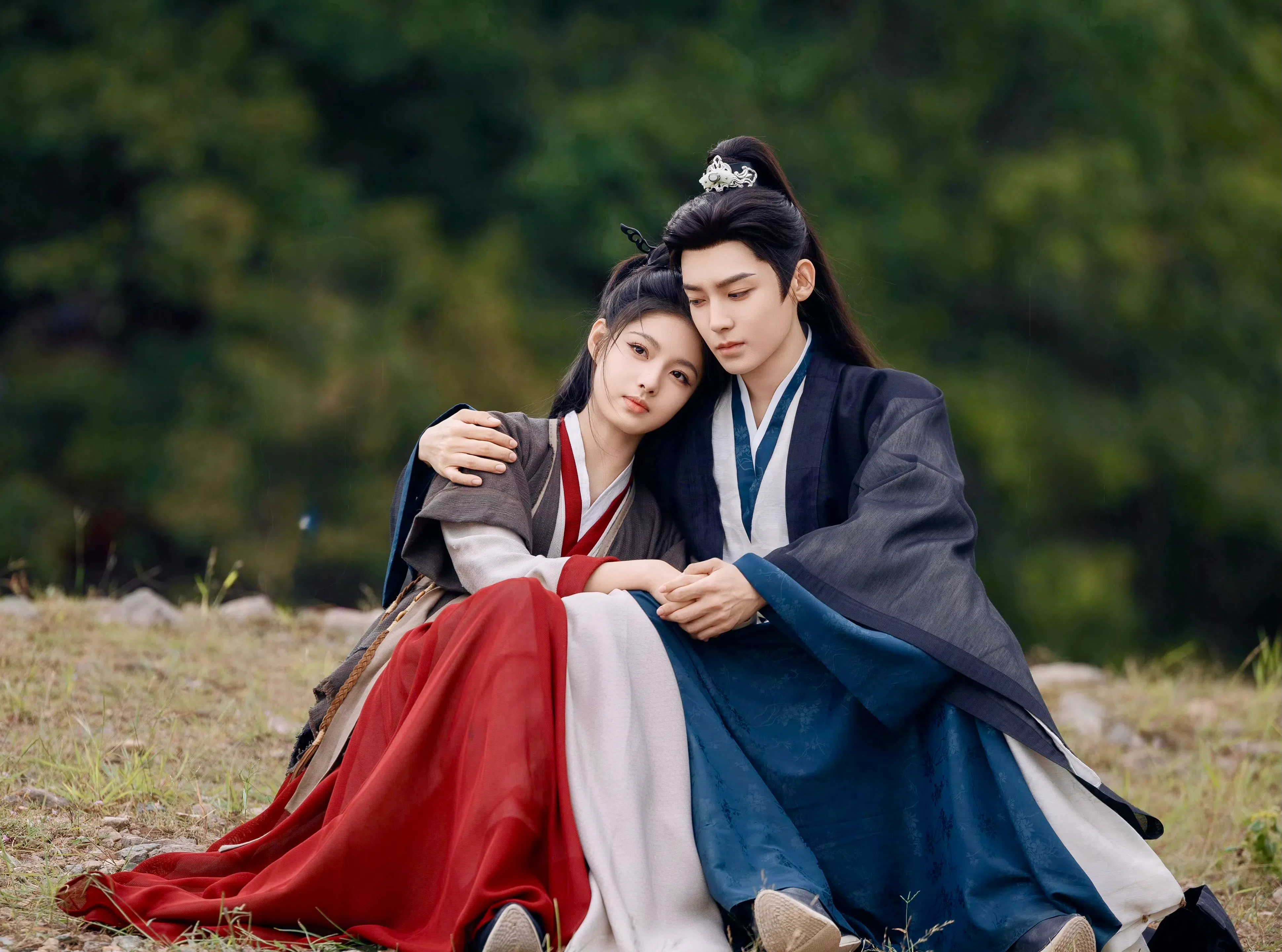 中国古装爱情剧《雀骨》由侯明昊（右）和艾米主演，讲述的先婚后爱的故事。（取自剧集微博）
