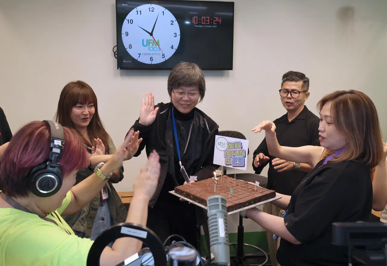 吹蜡烛的环节，新报业媒体集团的华文媒体集团社长李慧玲（中）一掌“灭”了蜡烛。（邬福梁摄）