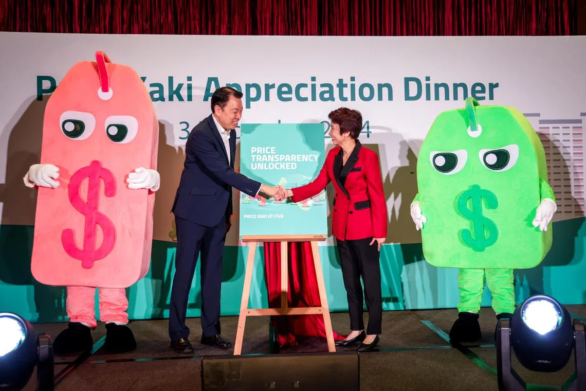 贸工部兼文化、社区及青年部高级政务部长刘燕玲（右），以主宾身份致辞时，赞赏消协在保护消费者权益方面，发挥重要作用。（叶振忠摄）