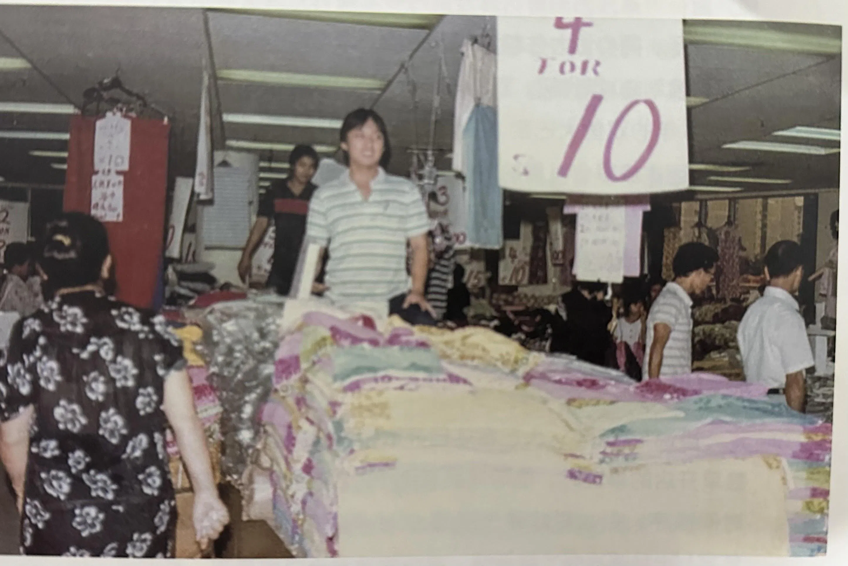 1982年，丹绒加东中心双鱼百货开业，当年的洪振群（中）意气风发。（受访者提供）