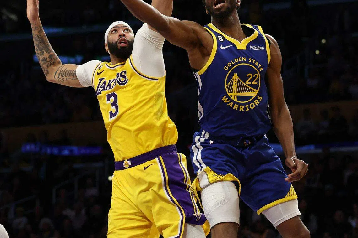 维金斯（右）上篮，湖人中锋戴维斯试图封盖。（法新社）