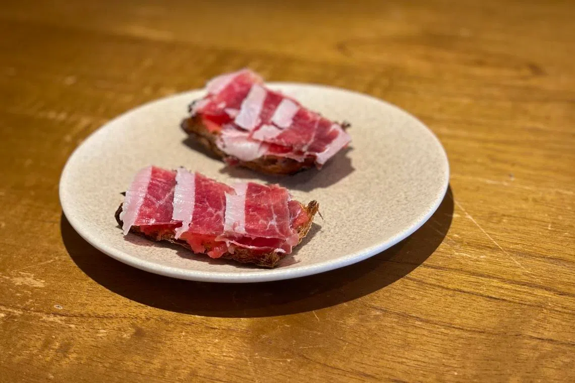 Asador Singapore的伊比利亚火腿番茄泥面包，风味独特。（黄靖晶摄）