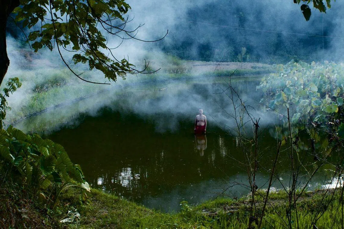 曾德旷静立在水中，纪录片中许多摄人的镜头之一。（SGIFF提供）