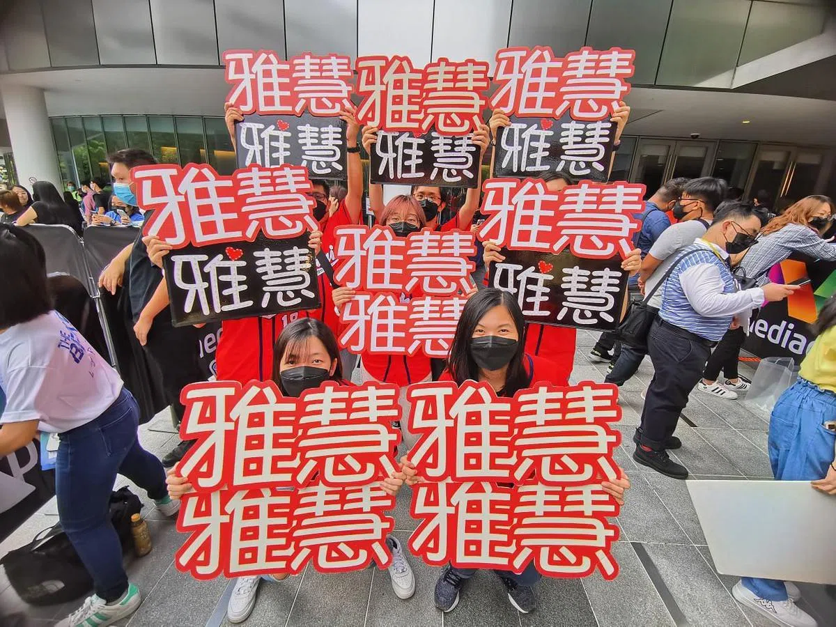 粉丝风雨不改地出席活动，为雅慧举牌、呐喊打气。（受访者提供）