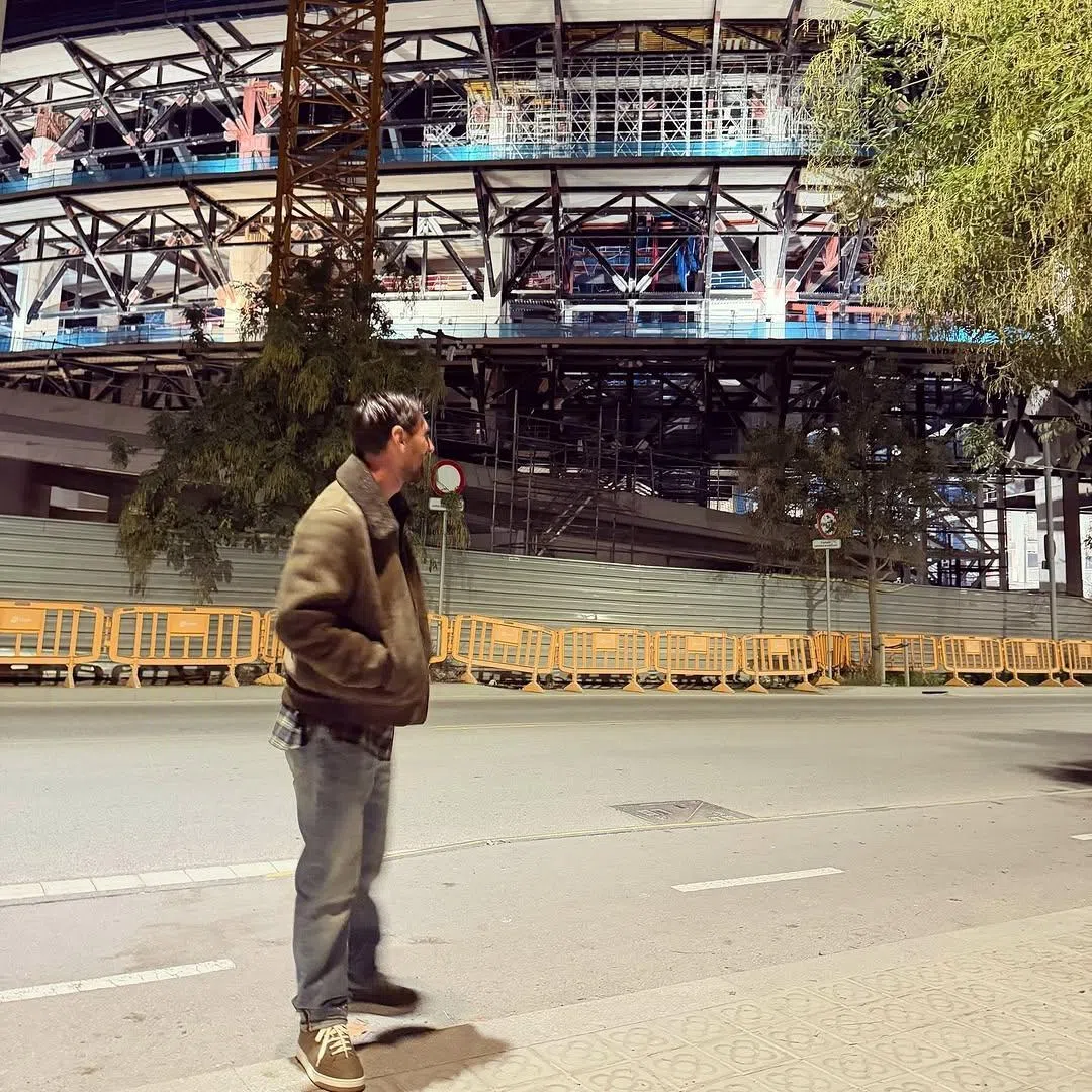 从梅西发布的照片也可以看出，诺坎普球场的翻新工作还须时日，目前预计于2027年彻底完工，但巴塞可在获得批准后，在这之前就回到主场比赛。（取自梅西Instagram）