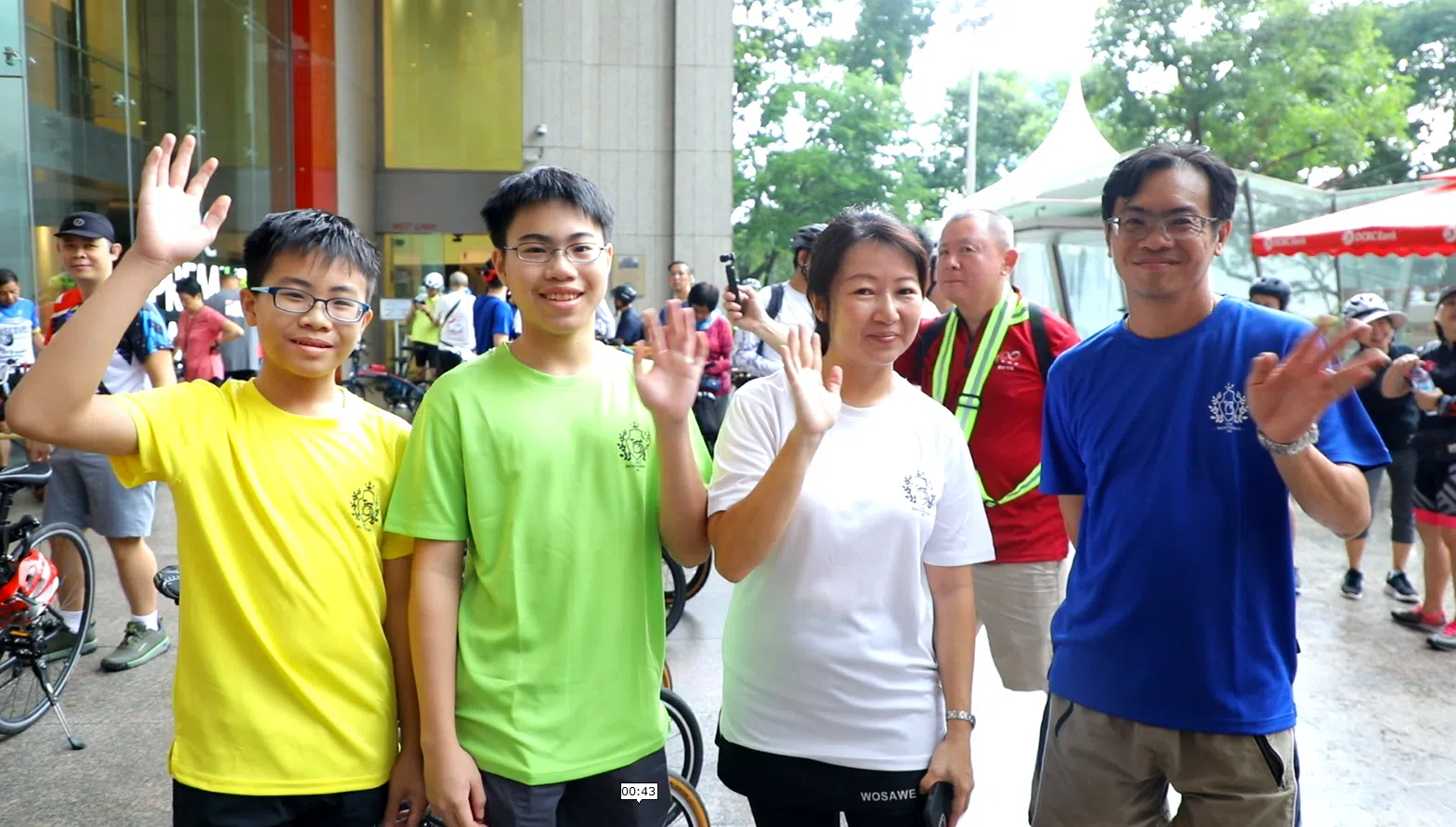 王禄原（右一）和妻子与两个儿子参加早报骑行。