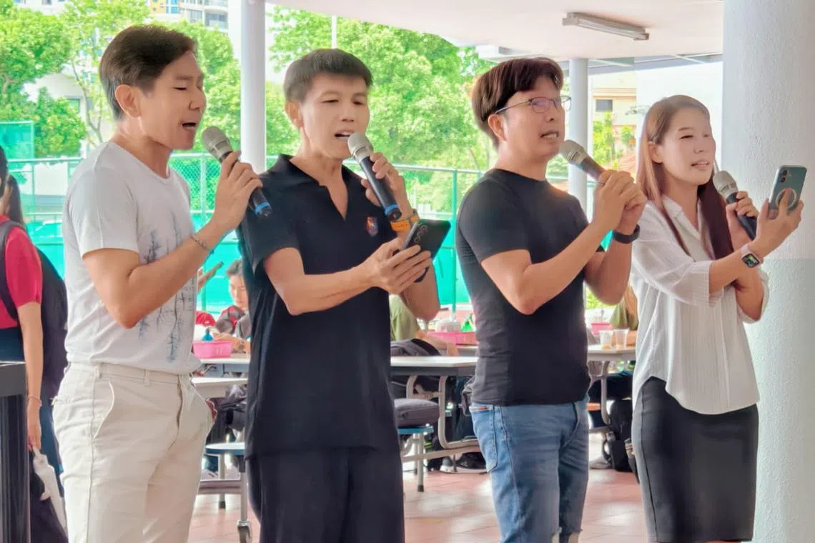 院长王有成（ 左二）、郑丽珊副院长（右一）与老师们在小型演唱会上，以实际行动支持母语的传承与推广。（安德逊实龙岗初院提供）
