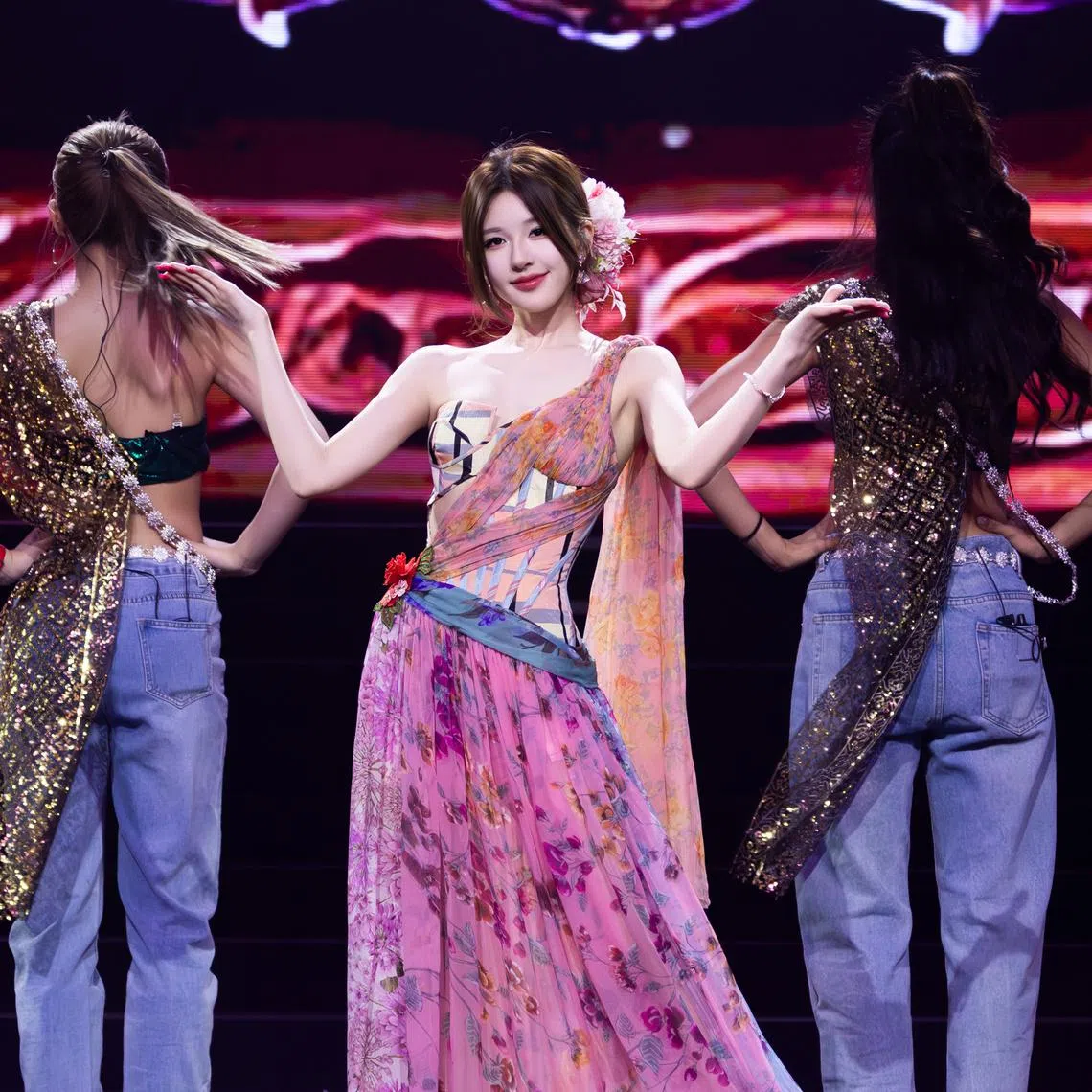 赵露思5月在泰国曼谷Impact Arena举办了自己首场海外个人演唱会“Stay Romantic”。（取自艺人工作室微博）