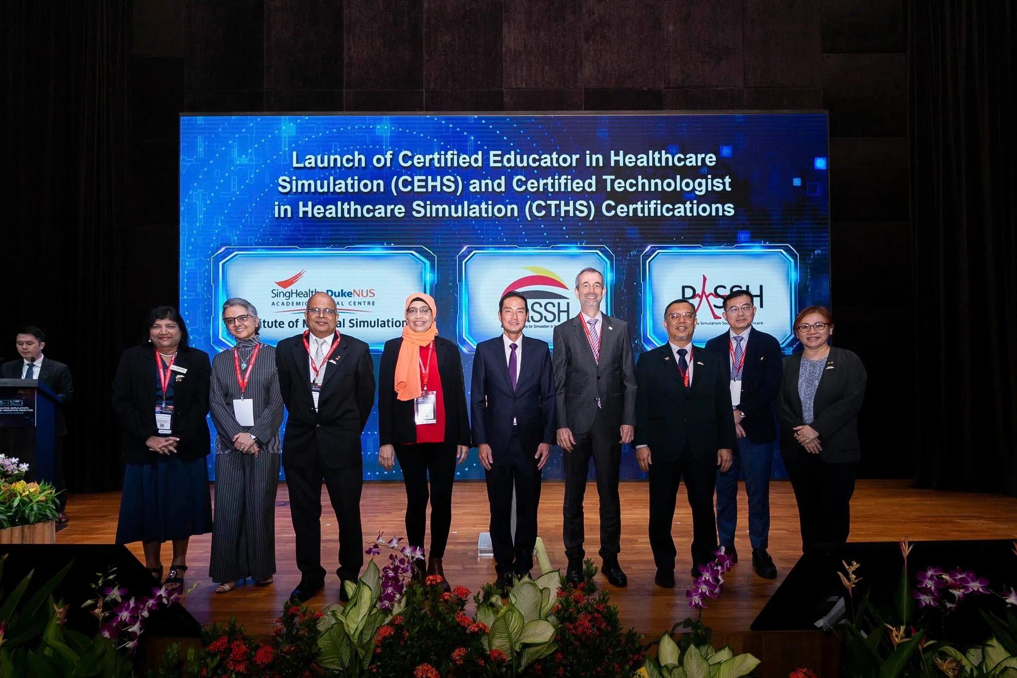 数码发展及新闻部兼卫生部高级政务部长陈杰豪（中），11月5日参加新保集团首个专为东南亚医疗从业人员设计的医疗模拟专业认证项目启动仪式。（新保集团提供）