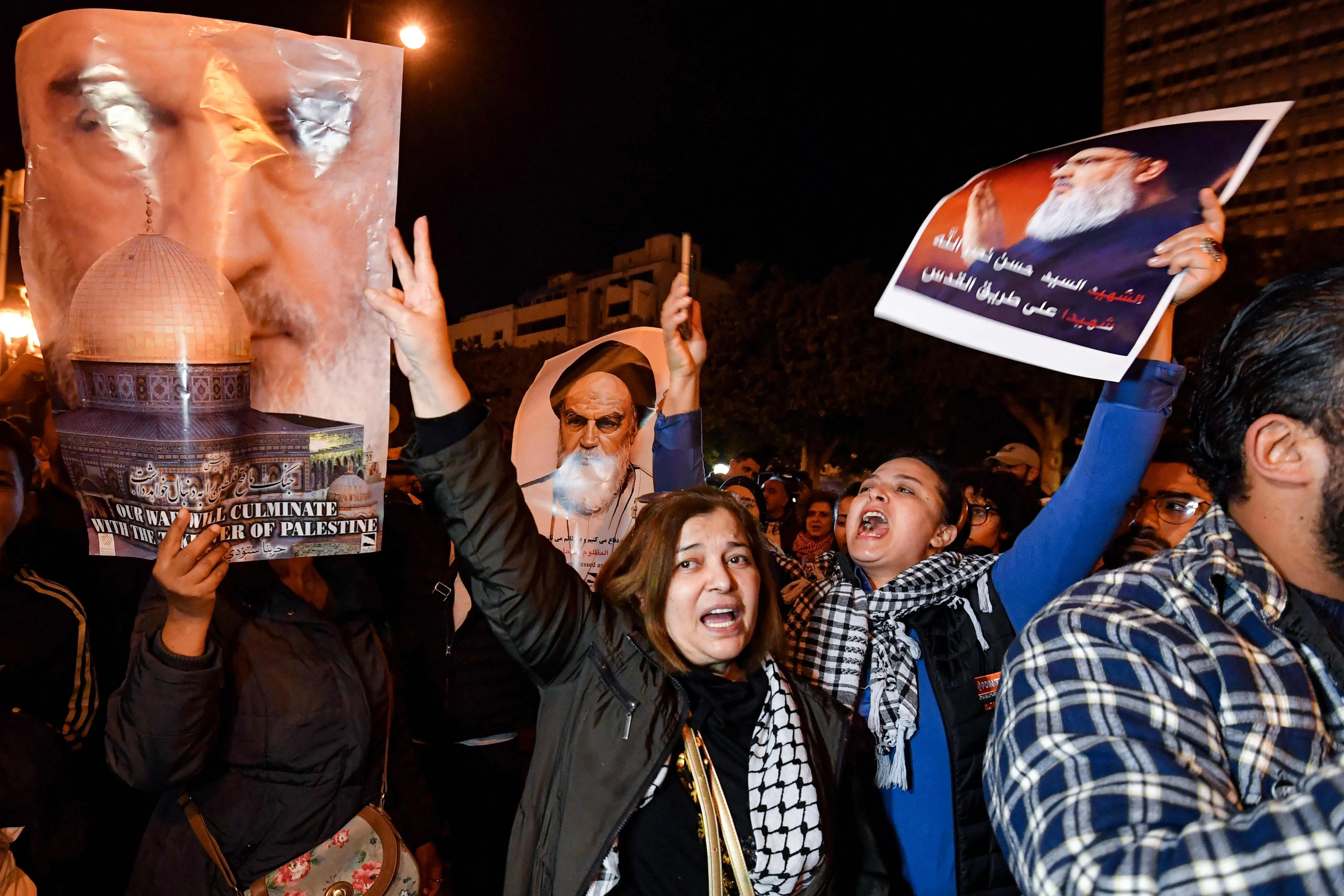 反战示威者聚集在突尼斯市中心哈比卜·布尔吉巴大街，举行声援伊朗的示威活动。（法新社）