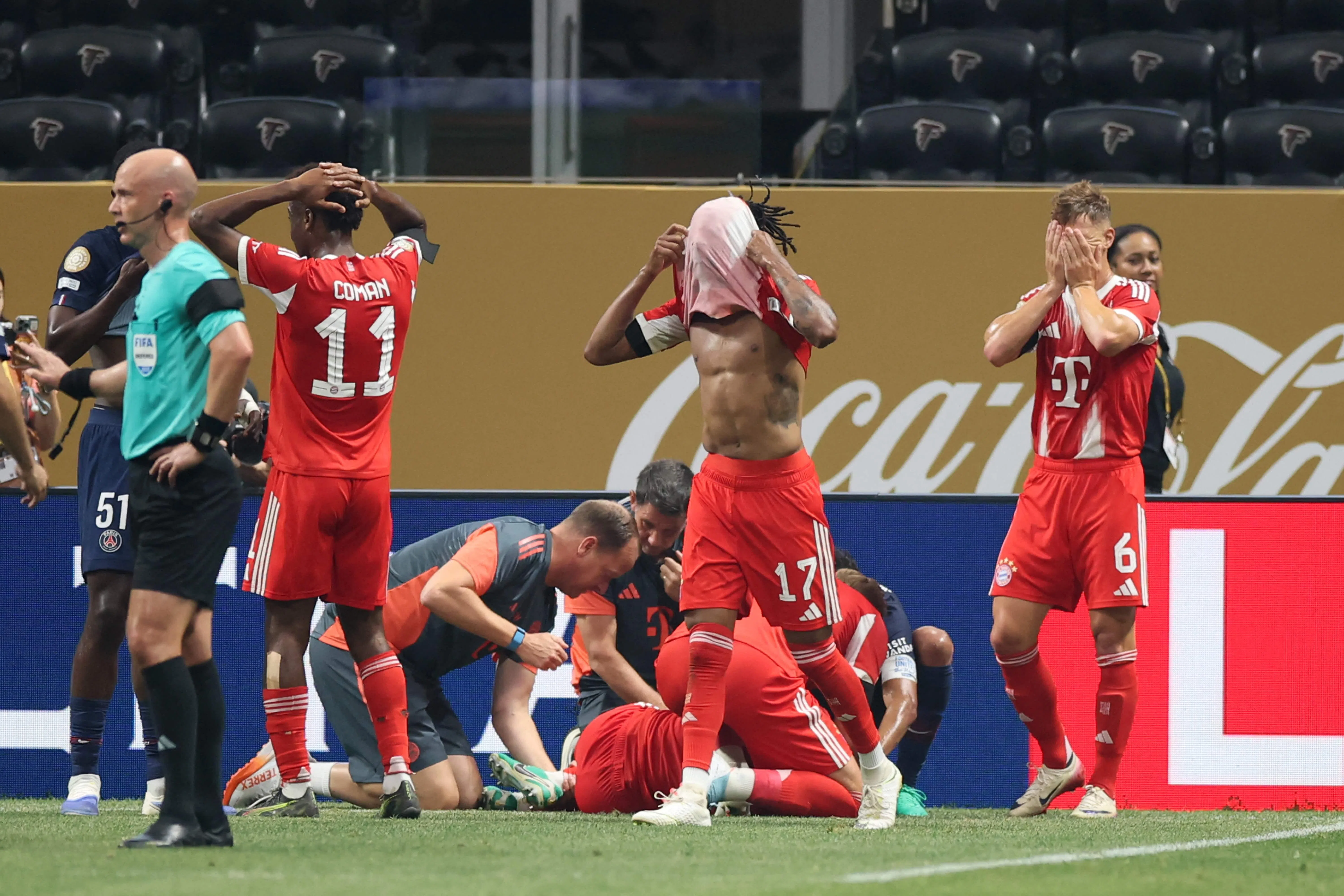 穆西亚拉受伤后，队友和对手都对伤情严重感到难以置信。（法新社）