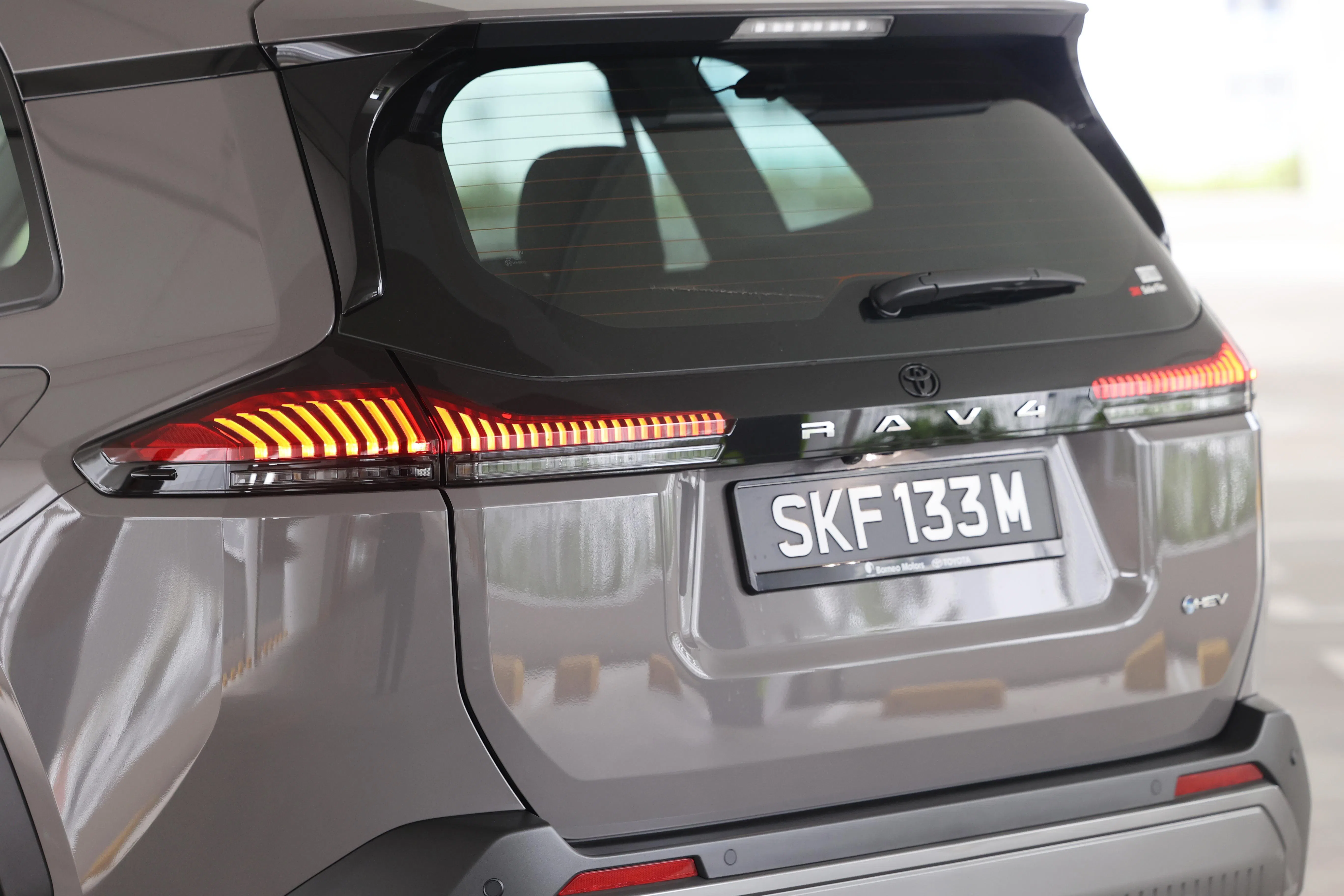 RAV4车名字样移至尾门中央，搭配横贯尾门的纵向LED尾灯。（邬福梁摄）
