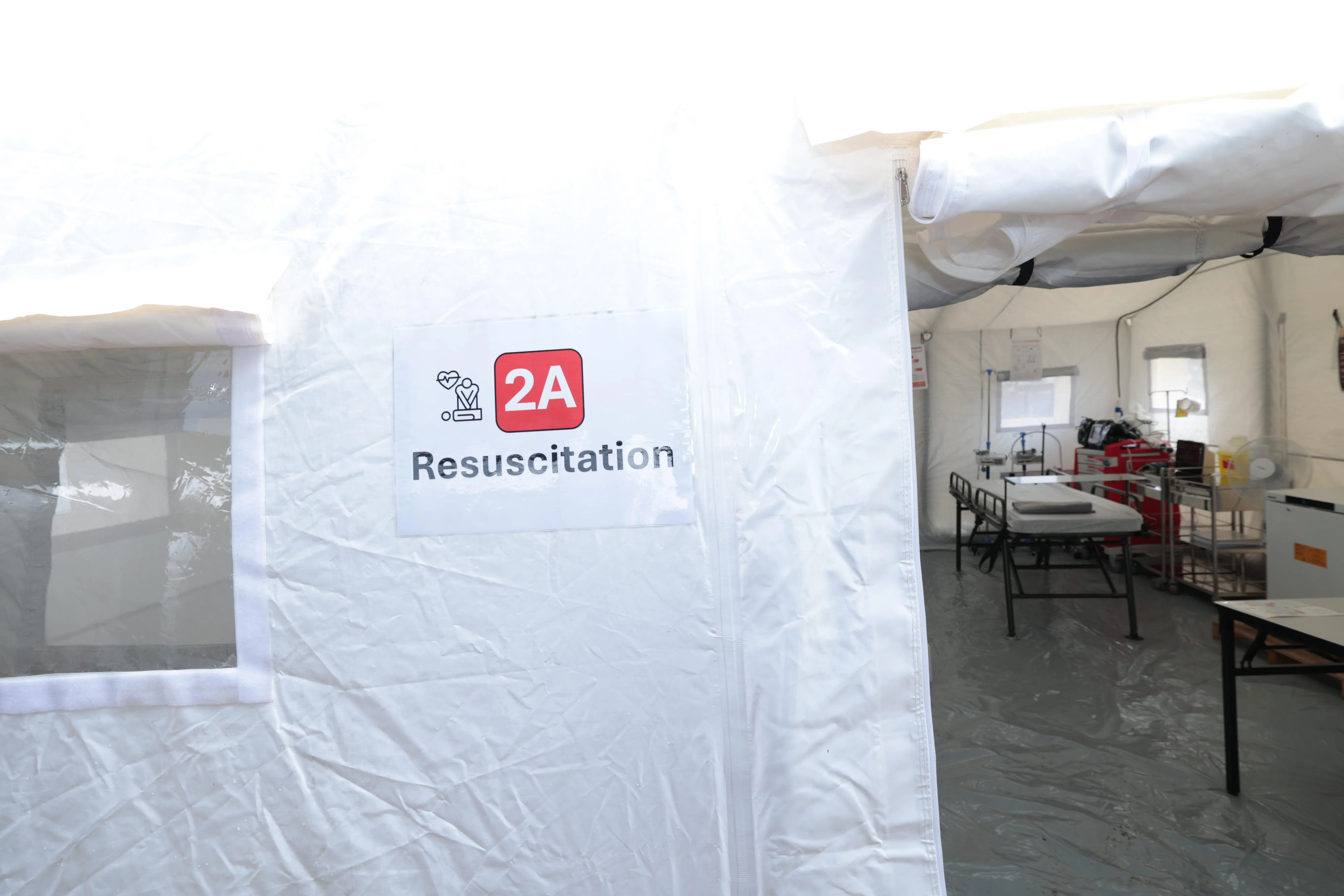 用帐篷搭起的复苏室是服务区域之一。（梁麒麟摄）